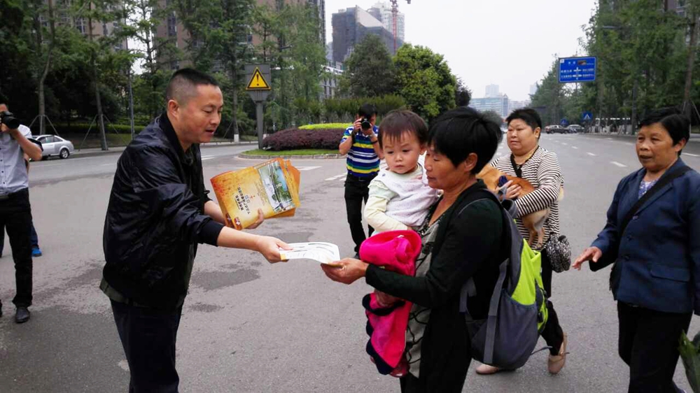 工作人員現(xiàn)場為市民講解打圍施工，得到市民們的理解與支持