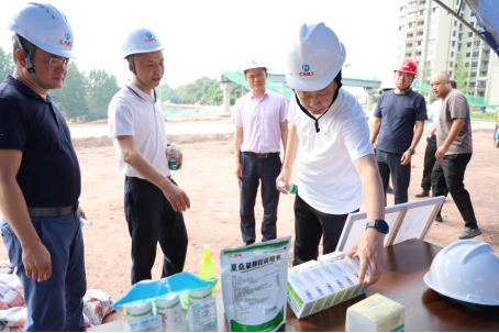 市總工會(huì)黨組書記、常務(wù)副主席陳鵬一行前往板倉(cāng)大道沙坪段道路工程項(xiàng)目慰問(wèn)一線工人